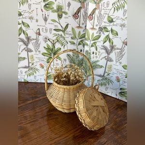 Mini weaved basket with flowers 🌾